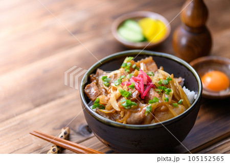 豚丼 豚カルビ丼 (紅ショウガ、青ネギのせ)お味噌汁 丼物 丼ぶり 湯気つき (暗い古板背景) 豚丼 豚カルビ丼 (紅ショウガ、青ネギのせ)お味噌汁 丼物 丼ぶり 湯気つき (暗い古板背景) 105152565