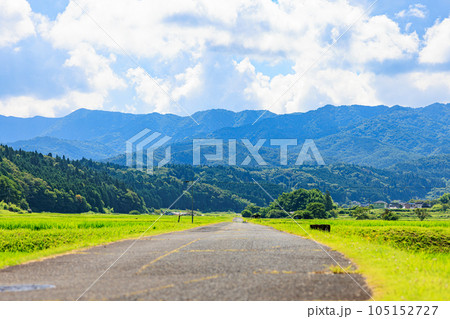 夏の田舎道：岐阜県恵那市岩村の風景 105152727