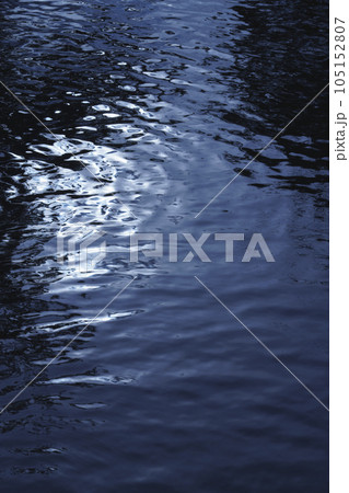水面に写る波紋と光と影 水面に写る波紋と光と影 105152807