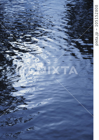 水面に写る波紋と光と影 水面に写る波紋と光と影 105152808