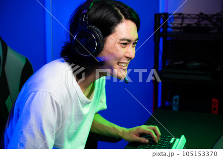 ゲームをする若い男性　ライフスタイルイメージ	 105153370