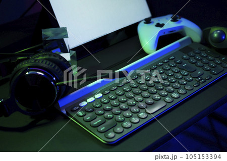 パソコンのキーボードとゲーム機のコントローラー　ライフスタイルイメージ 105153394