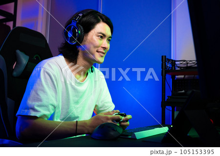 ゲームをする若い男性　ライフスタイルイメージ 105153395