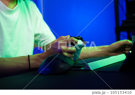 ゲームをする若い男性　ライフスタイルイメージ 105153410