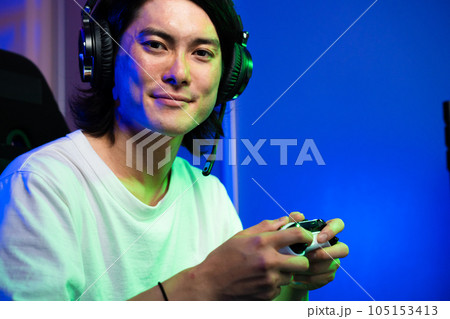 ゲームをする若い男性 ライフスタイルイメージ ゲームをする若い男性 ライフスタイルイメージ 105153413