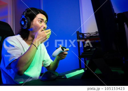 ゲームをする若い男性　ライフスタイルイメージ 105153423