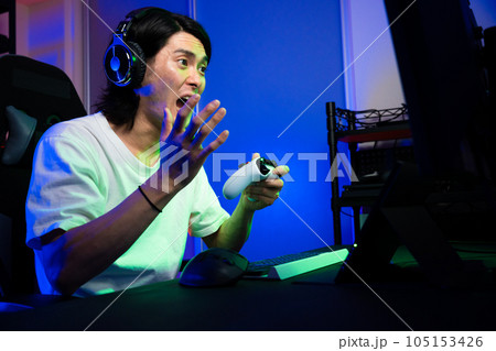 ゲームをする若い男性 ライフスタイルイメージ ゲームをする若い男性 ライフスタイルイメージ 105153426