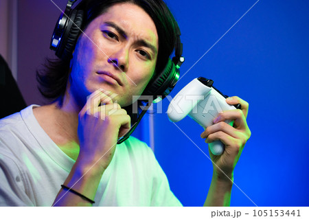 ゲームをする若い男性　ライフスタイルイメージ 105153441