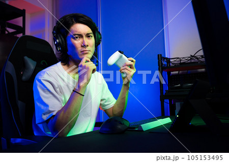 ゲームをする若い男性　ライフスタイルイメージ 105153495