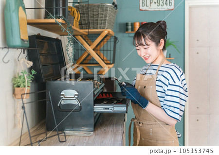 家のガレージで工具を使う女性(DIY・クラフト・日曜大工) 家のガレージで工具を使う女性(DIY・クラフト・日曜大工) 105153745