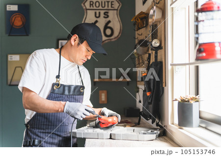 家のガレージで工具を使う男性（DIY・クラフト・日曜大工・ワークショップ・体験教室・リフォーム） 105153746