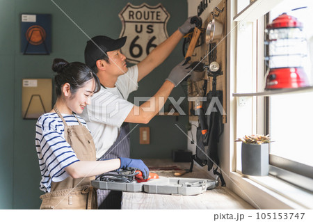 家のガレージで工具を使う男女(DIY・クラフト・日曜大工) 家のガレージで工具を使う男女(DIY・クラフト・日曜大工) 105153747