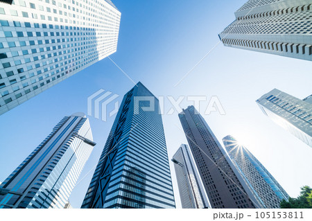 「東京都」西新宿　乱立するビル群を見上げる 105153811