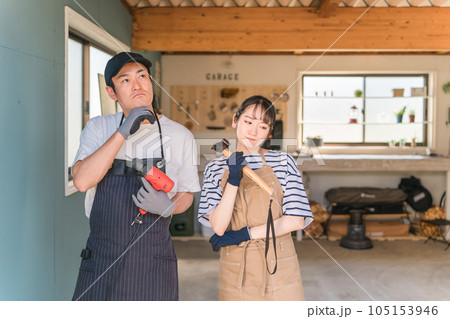 ガレージをDIY・リノベーションをする男女(困る) ガレージをDIY・リノベーションをする男女(困る) 105153946