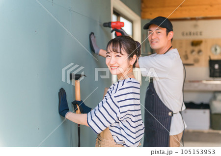 電動ドライバーを使う日本人の男女(DIY) 電動ドライバーを使う日本人の男女(DIY) 105153953