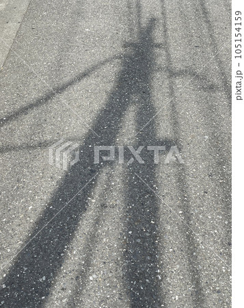 アスファルトに映える夏の影 105154159