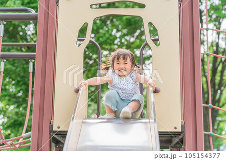 公園の滑り台で遊ぶ子供（女の子） 105154377