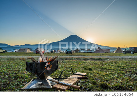 「静岡県」富士山が見えるキャンプ場で焚火を楽しむ 105154654