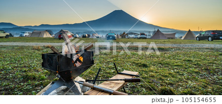 「静岡県」富士山が見えるキャンプ場で焚火を楽しむ 「静岡県」富士山が見えるキャンプ場で焚火を楽しむ 105154655