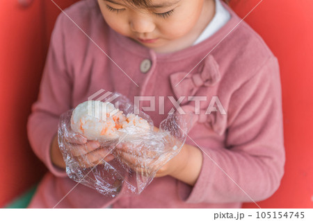 おにぎりを食べる日本人の子供(幼児) おにぎりを食べる日本人の子供(幼児) 105154745