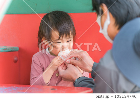 子供・娘におにぎりを渡すパパ 105154746