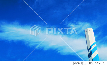 埼玉県川口市の朝日環境センターの煙突と青空の風景 105154753