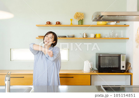 キッチンでエクササイズをする女性 105154851