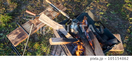 キャンプ場で焚火を楽しむ キャンプ場で焚火を楽しむ 105154862