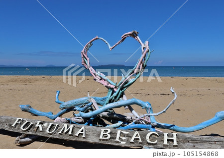 福間海岸オブジェ ハートの中には『あいのしま』(相島).の写真素材  