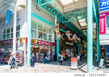 【東京都】たくさんの人で賑わう吉祥寺のサンロード商店街 105154885