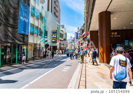 【東京都】たくさんの人で賑わう吉祥寺駅の南口 105154899