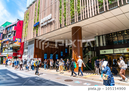 【東京都】たくさんの人で賑わう吉祥寺駅の南口 105154900