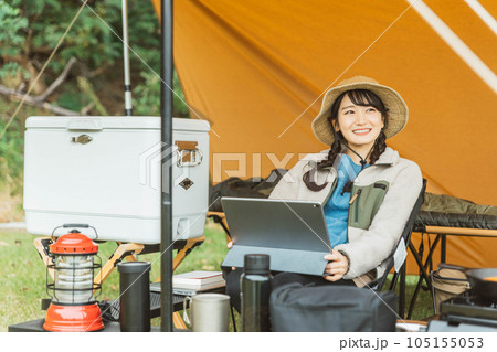 キャンプ場でソロキャンプする若い女性キャンパー(読書・本を読む) キャンプ場でソロキャンプする若い女性キャンパー(読書・本を読む) 105155053