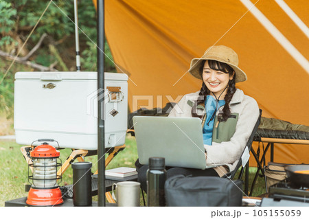 キャンプ場でソロキャンプする若い女性キャンパー(読書・本を読む) キャンプ場でソロキャンプする若い女性キャンパー(読書・本を読む) 105155059