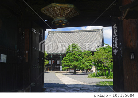 清涼寺本堂を仁王門から眺める 清涼寺本堂を仁王門から眺める 105155084