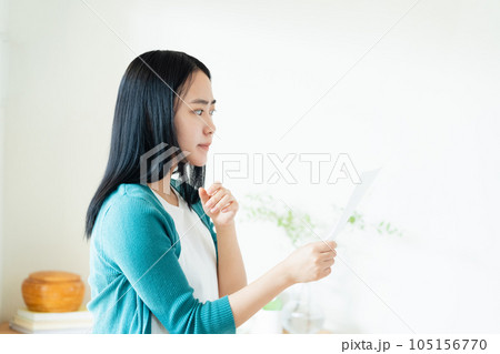 書類を確認する若い女性 105156770