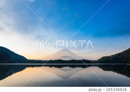 精進湖から眺める朝焼けの子抱き富士　夏景 105156816