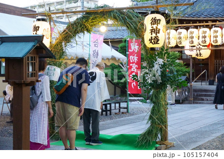 茅の輪くぐりをする夫婦 105157404