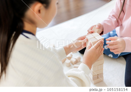 積木をする子供の手元 105158154
