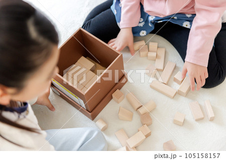 積木をする子供の手元 105158157