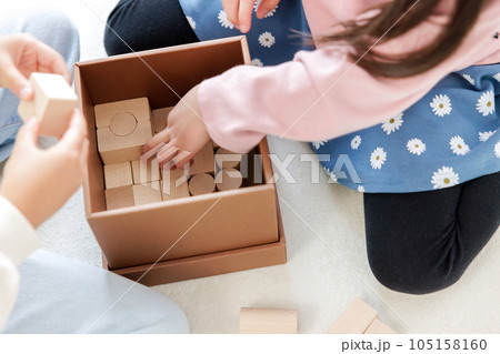 積木をする子供の手元 積木をする子供の手元 105158160
