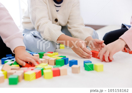 積木をする子供の手元 積木をする子供の手元 105158162
