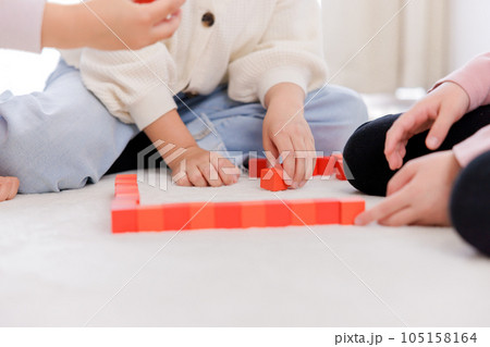 積木をする子供の手元 積木をする子供の手元 105158164