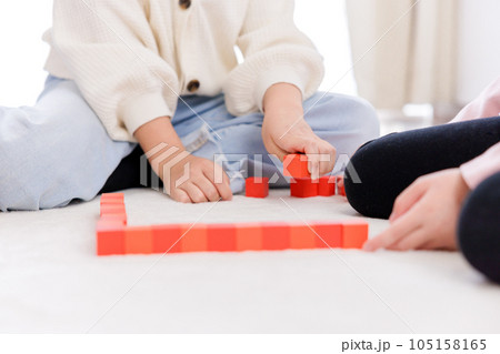 積木をする子供の手元 積木をする子供の手元 105158165