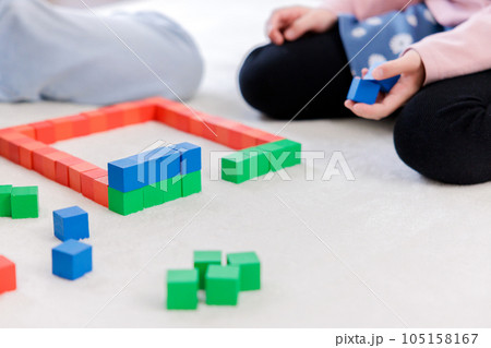積木をする子供の手元 105158167