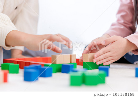 積木をする子供の手元 105158169