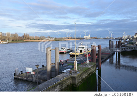 アントワープ ヘット・ステーンの水上バス乗り場 105160187