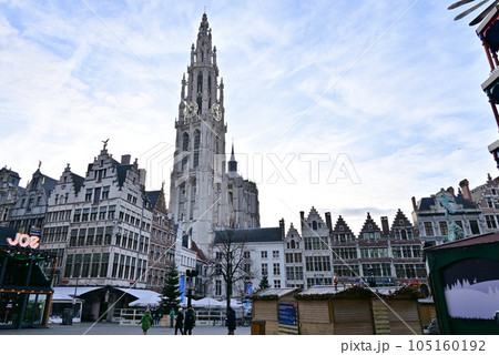 マルクト広場からギルドハウスとアントワープ聖母大聖堂 105160192