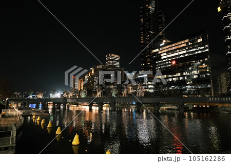 水面に映る高層ビルの夜景 水面に映る高層ビルの夜景 105162286