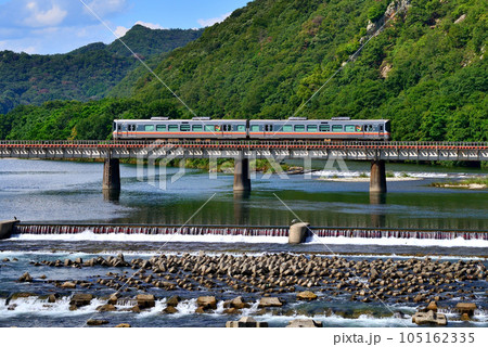 快晴の下、揖保川の鉄橋を渡る姫新線の列車です。 快晴の下、揖保川の鉄橋を渡る姫新線の列車です。 105162335